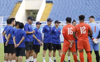 Dàn trợ lý cực xịn của HLV Kim Sang-sik khiến khán giả tò mò, họ là ai?