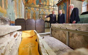 Tổng thống Putin thăm di hài vừa khai quật của đại công tước chiến binh thời Trung Cổ