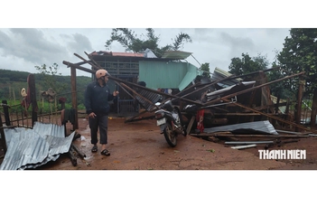 Lốc xoáy ở Gia Lai khiến nhiều nhà dân bị hư hại