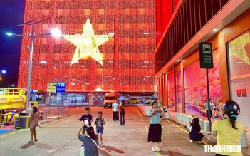 Rủ nhau check-in dưới hình ảnh cờ đỏ sao vàng ‘khổng lồ’ trước thềm 2.9