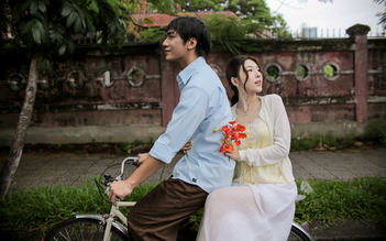 Lamoon khoe nhan sắc tuổi 23, tình tứ bên mỹ nam ‘Mưa đỏ’
