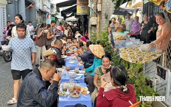 'Hẻm xe ngựa' ở TP.HCM mở tiệc buffet chay miễn phí, người từ xa cũng tìm tới