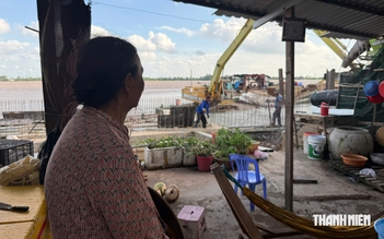 Dân vùng sạt lở sông Tiền Đồng Tháp ngóng kè từng ngày