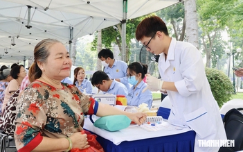 Hơn 1.000 người cao tuổi được khám sức khỏe miễn phí tại công viên Tao Đàn