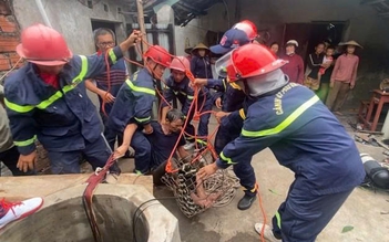 Công an giải cứu người đàn ông rơi xuống giếng khi sửa máy bơm