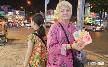 Theo ngoại bán vé số ở TP.HCM, cô bé 10 tuổi từng khóc vì sợ phải nghỉ học Theo ngoại bán vé số ở TP.HCM, cô bé 10 tuổi từng khóc vì sợ phải nghỉ học