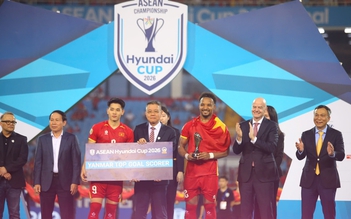 Chủ tịch FIFA trao cúp vô địch cho đội tuyển Việt Nam, Đình Bắc giành danh hiệu Cầu thủ xuất sắc nhất