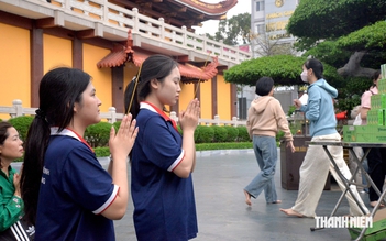 Mùa Vu lan báo hiếu: Rưng rưng đóa hoa hồng trắng trên ngực áo