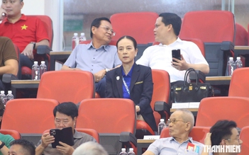 Madam Pang cầm nón lá ở khán đài VIP sân Mỹ Đình: ‘Bầu không khí cuồng nhiệt quá’