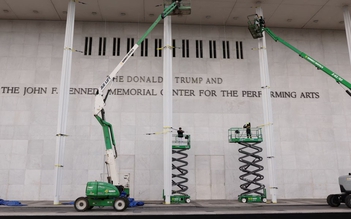 Chính quyền ông Trump dọa phá dỡ Trung tâm Kennedy