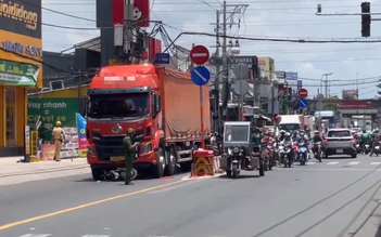 Xe máy va chạm xe tải giữa giao lộ ở TP.HCM, 2 người tử vong tại chỗ