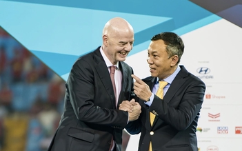 Chủ tịch FIFA chứng kiến tận mắt 'cơn bão đỏ' trên đường phố Hà Nội mừng Việt Nam vô địch