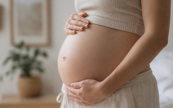 Bất ngờ sinh đôi hai con khác cha ruột
