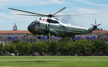 Mỹ điều tra vụ máy bay cất cánh gần trực thăng chở Tổng thống Trump
