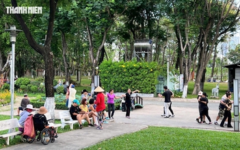 Dậy sớm tập thể dục 'toàn người lớn tuổi'