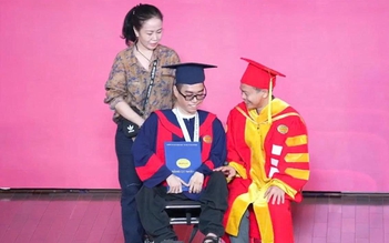 Mẹ đẩy xe lăn đưa con lên nhận bằng tốt nghiệp, ai cũng rưng rưng