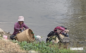 Lũ qua gần 1 năm, dân miền núi vẫn khát nước sạch