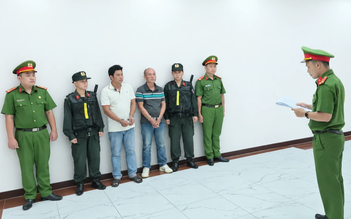 Bắt 4 người trong 2 đường dây đổ trộm hàng trăm tấn chất thải
