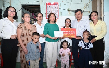 Đến từng nhà trao học bổng cho 25 học sinh, sinh viên khó khăn
