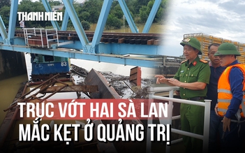 Vụ 2 sà lan mắc kẹt chân cầu Mỹ Chánh: Huy động 4 phao lớn và máy xúc trục vớt thế nào?