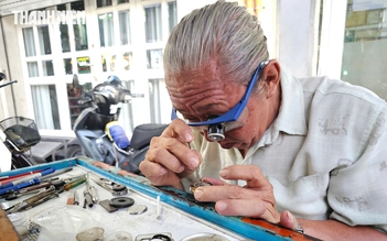 Hơn 30 năm ở góc phố TP.HCM, ông học nghề từ những chiếc đồng hồ hư Hơn 30 năm ở góc phố TP.HCM, ông học nghề từ những chiếc đồng hồ hư