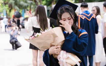 Cẩm Ly bật khóc khi được bạn trai cầu hôn ngay ngày nhận bằng thạc sĩ Cẩm Ly bật khóc khi được bạn trai cầu hôn ngay ngày nhận bằng thạc sĩ