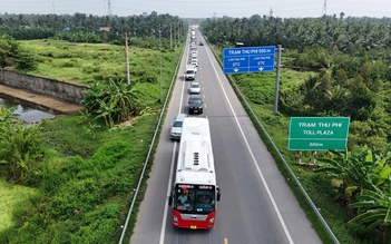 Va chạm xe tải và xe cứu thương trên cao tốc, 4 người bị thương