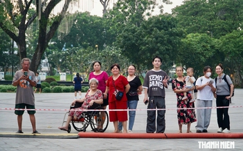 'Hơn 5 năm rồi tôi vẫn chưa quên': Nhiều người đến công viên số 1 Lý Thái Tổ chờ đêm đặc biệt