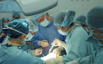 Lần đầu Việt Nam cấy điện cực thính giác thân não cho trẻ điếc bẩm sinh