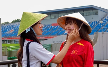 Chị em điều dưỡng sinh đôi trao nhắn nhủ dễ thương đến tiền đạo U.23 Việt Nam Thanh Nhàn Chị em điều dưỡng sinh đôi trao nhắn nhủ dễ thương đến tiền đạo U.23 Việt Nam Thanh Nhàn