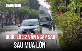 Quốc lộ 32 vẫn ngập sâu, sóng đánh vào nhà dân