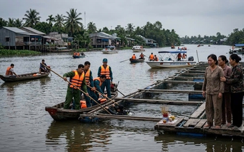 Tìm thấy thi thể người cha trong vụ cha con bị điện giật rơi xuống sông Tìm thấy thi thể người cha trong vụ cha con bị điện giật rơi xuống sông