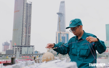 Pháo hoa mừng Quốc khánh ở sông Sài Gòn tạo hình cây tre, vận hành tự động