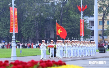 Thức từ 2 giờ sáng để đón khoảnh khắc thiêng liêng ngày Quốc khánh