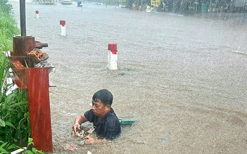Trưởng thôn lội nước xiết khơi thông cống