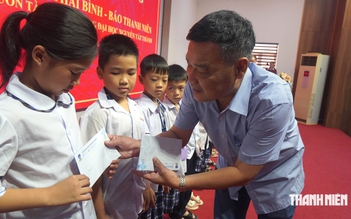 Chia sẻ khó khăn với học sinh Thanh Hóa, Ninh Bình Chia sẻ khó khăn với học sinh Thanh Hóa, Ninh Bình