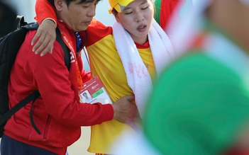 ASIAD hôm nay: Sau khi giành HCĐ đua thuyền, tay chèo Bích Ngọc suýt ngất xỉu vì thời tiết nắng nóng ASIAD hôm nay: Sau khi giành HCĐ đua thuyền, tay chèo Bích Ngọc suýt ngất xỉu vì thời tiết nắng nóng