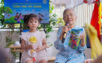 Lồng đèn lá dừa, mặt nạ giấy bồi mang trung thu vào bệnh viện