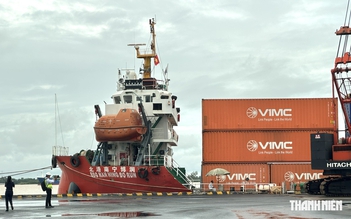 Chuyến tàu container đầu tiên vượt sông biển từ cảng của Trung Quốc về đến Cần Thơ Chuyến tàu container đầu tiên vượt sông biển từ cảng của Trung Quốc về đến Cần Thơ