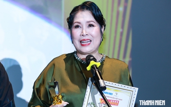 NSND Hồng Vân bất ngờ nhắc đến con trai khi thắng giải Diễn viên nữ xuất sắc NSND Hồng Vân bất ngờ nhắc đến con trai khi thắng giải Diễn viên nữ xuất sắc