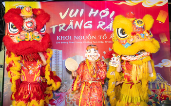 Hàng trăm gia đình vui hội trung thu tại Phố Lồng Đèn phường Tam Hiệp