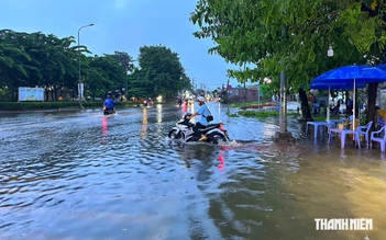 Mưa lớn cùng triều cường ở TP.HCM: Nhiều 'rốn ngập' mênh mông nước