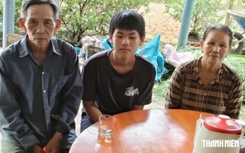 Xót xa 2 trẻ mất cha mẹ trong 3 tuần