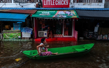 Bangkok mưa lũ ngập sâu, người Thái Lan vẫn chèo xuồng họp chợ