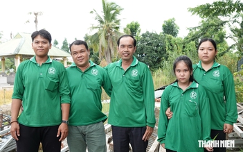 Những nông dân làm sạch đường quê