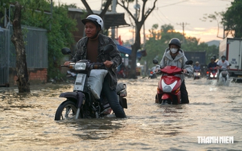Triều cường gây ngập nửa mét ở TP.HCM, có nơi người dân hàng giờ liền 'sống cùng con nước'