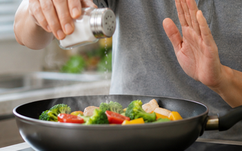 Ăn ít muối: Huyết áp giảm, tim và thận được lợi gì?