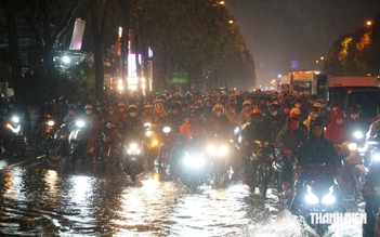 Mưa lớn, ngập nước, kẹt xe ở TP.HCM: Đường Phạm Văn Đồng ùn ứ gần 3 km