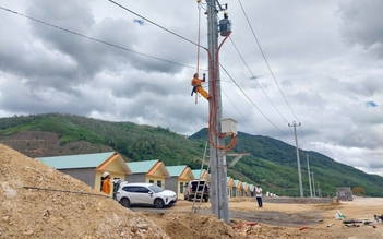 Đóng điện khu tái định cư vùng thiên tai làng Tbưng