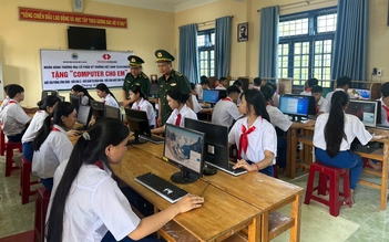 Chưa khai giảng, học sinh vùng biên Quảng Trị đã nhận nhiều quà tặng